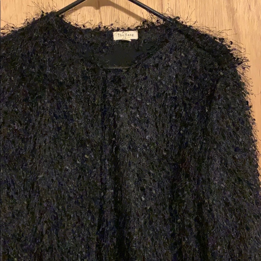 Teddy jacket with top closure.